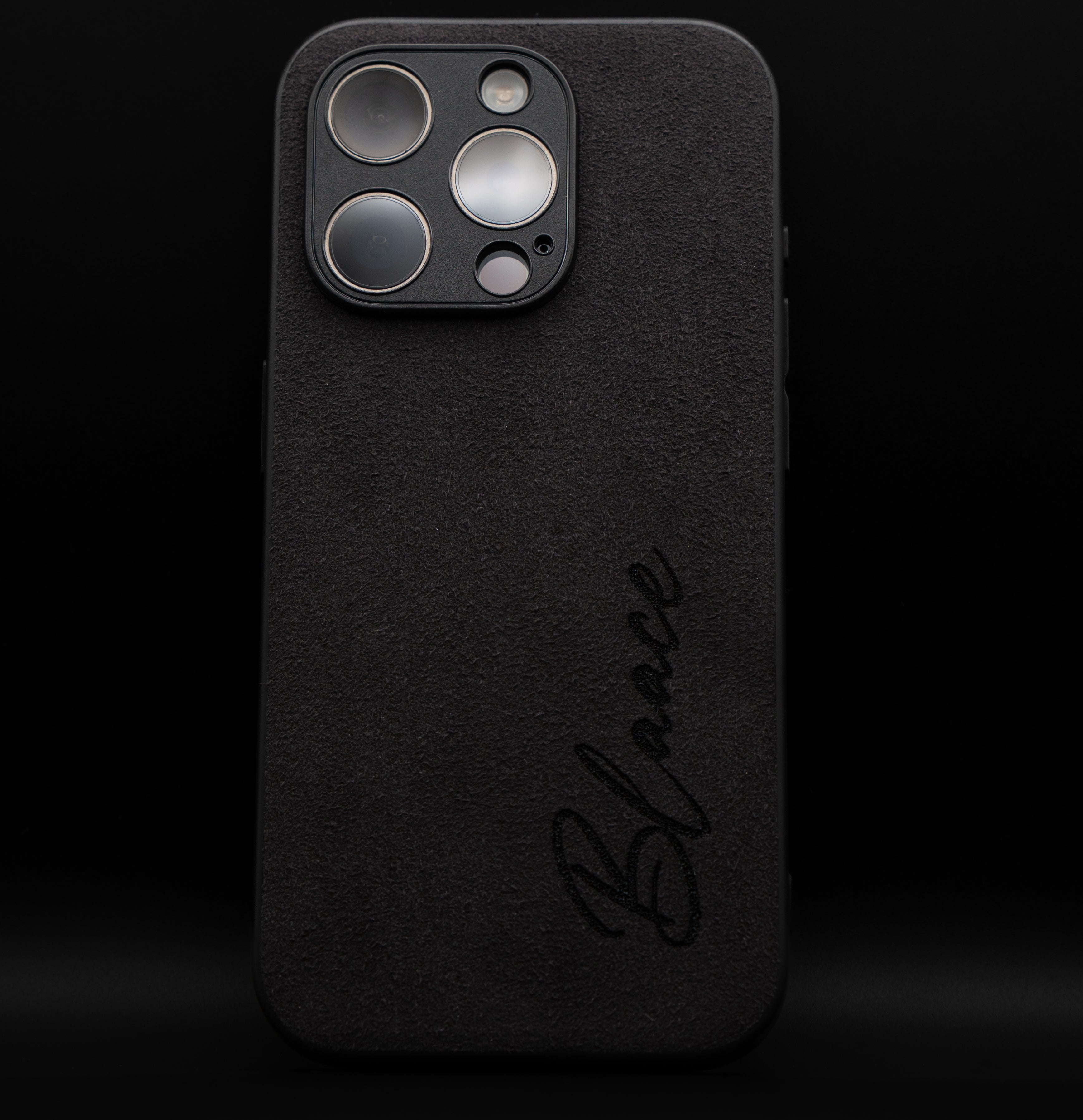 Alcantara iPhone Case – personalisiert mit deinen Initialen.