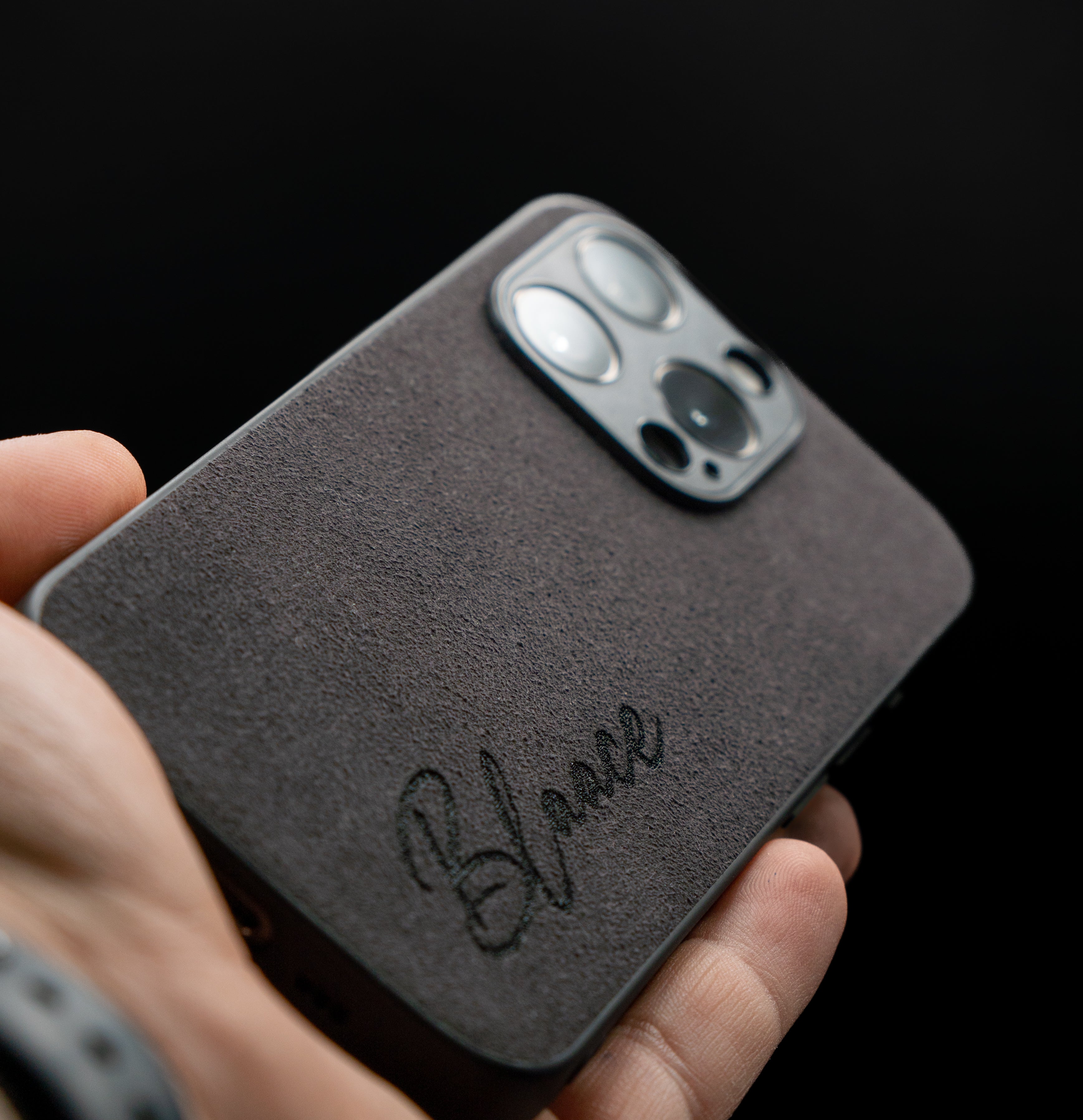 Alcantara iPhone Case – personalisiert mit deinen Initialen.