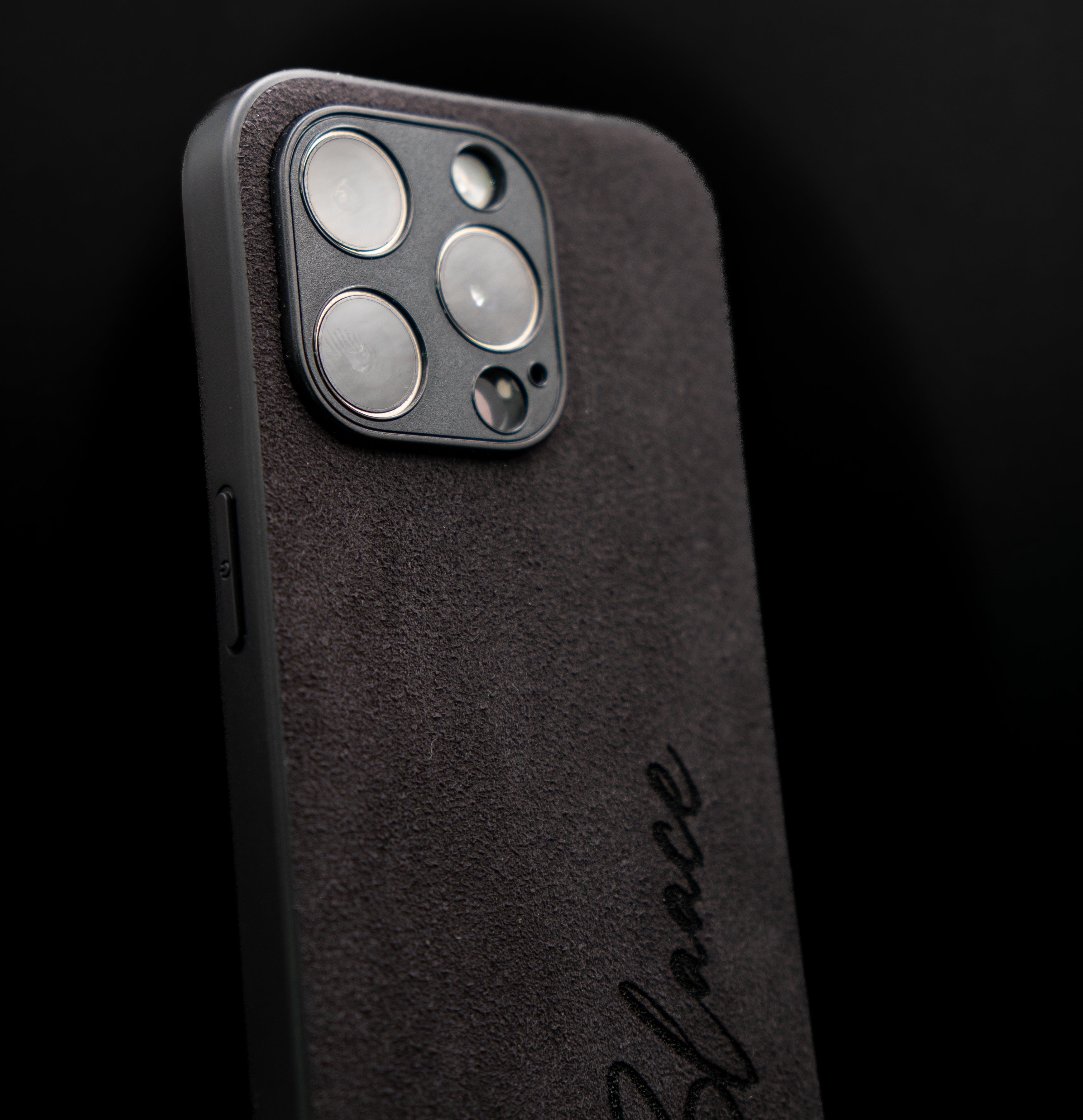 Alcantara iPhone Case – personalisiert mit deinen Initialen.