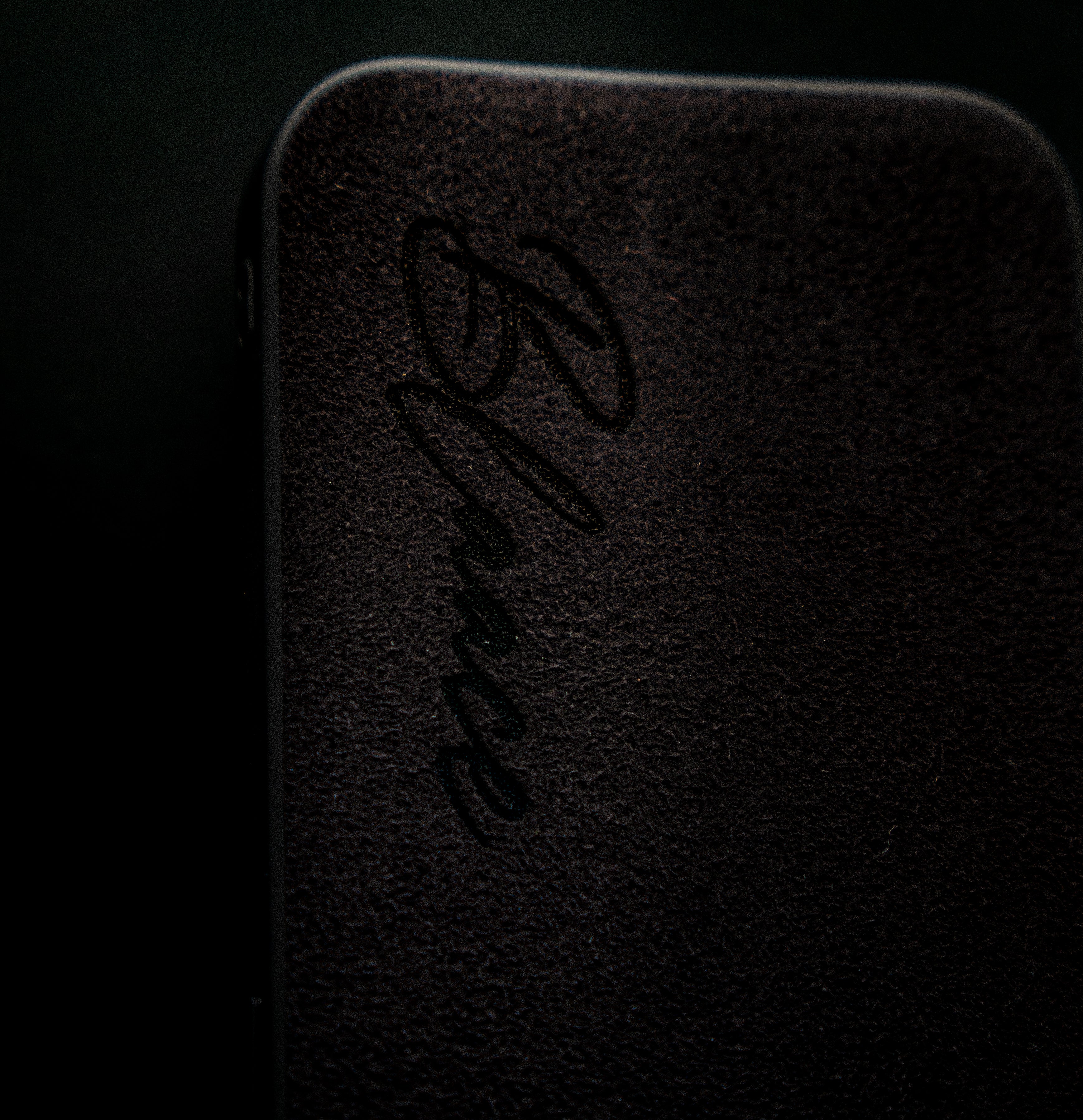 Alcantara iPhone Case – personalisiert mit deinen Initialen.