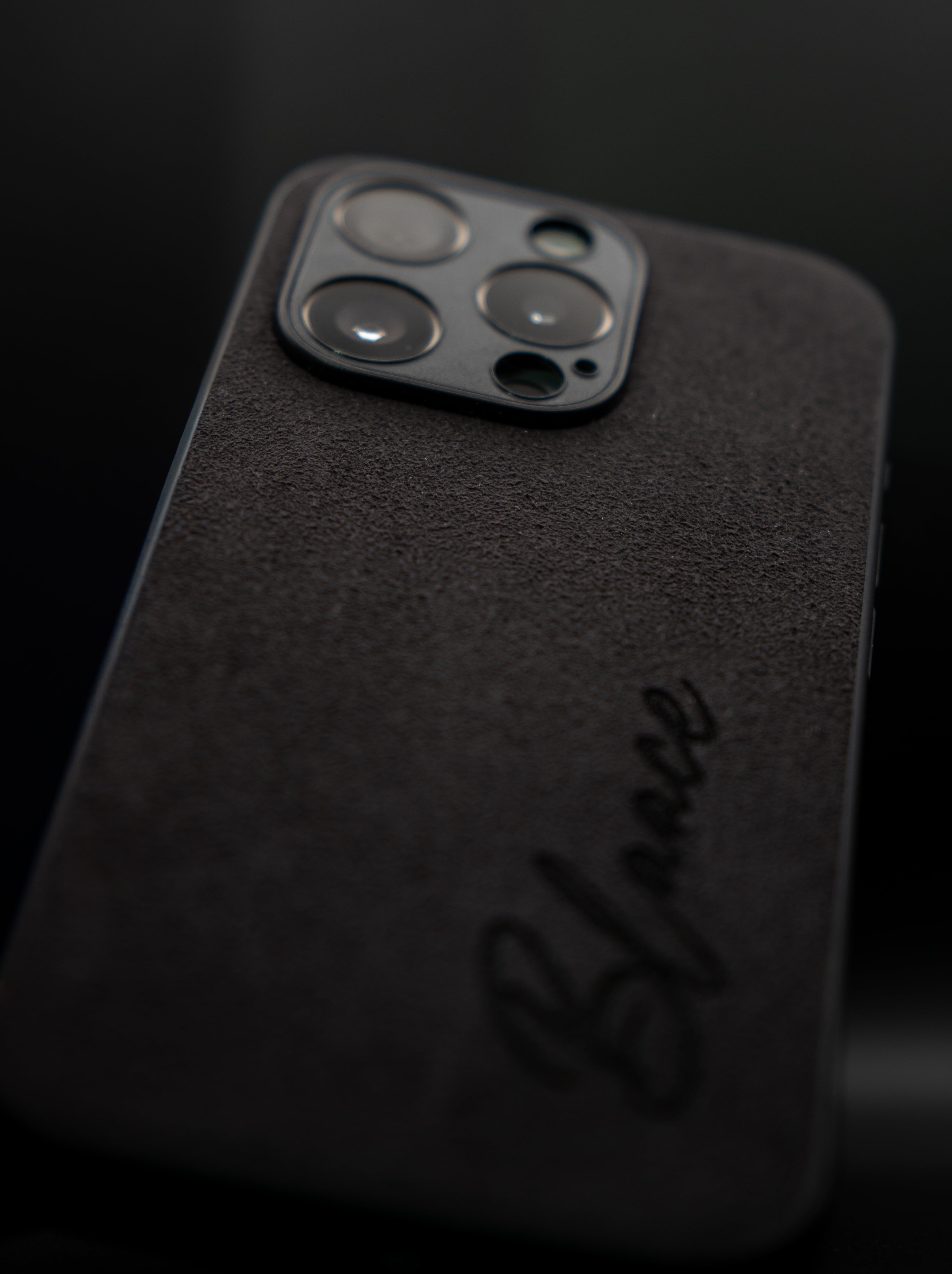 Alcantara iPhone Case – personalisiert mit deinen Initialen.